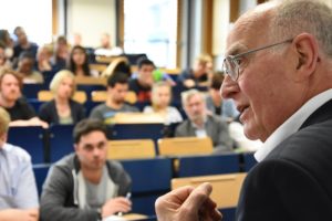 Prof. Wiemken berichtet über die offene Gesellschaft und die Rolle der Technik