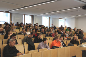 Zu Beginn der Ringvorlesung wird den Studierenden Prof. Töpfers Werdegang vorgestellt