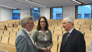 Dr. Wolfgang Koch (l.) und Prof. Katharina Seuser (m.) im Gespräch mit Prof. Töpfer nach dem Vortrag